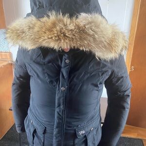 Stylish Black Puffer Coat with Fur Trim